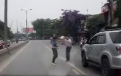 Video:Chủ xe máy "phang" MBH vào tài xế ô tô giữa phố Hà Nội