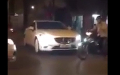 Video: Người đi đường chặn "xế" sang vượt đèn đỏ trên phố Hà Nội