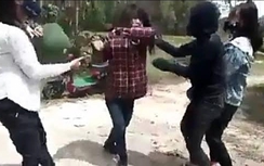 Video: 4 nữ sinh dùng mũ bảo hiểm đánh đập bạn ở Hà Tĩnh