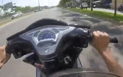 Video: Hoảng hồn thanh niên nằm trên yên phóng xe máy 130km/h
