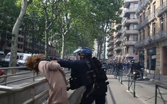 Video: Cảnh sát Pháp túm cổ, đẩy ngã người phụ nữ biểu tình