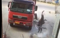 Video: Lốp xe phát nổ khiến người thợ sửa văng lên trời, vỡ mặt