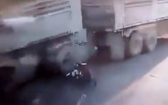 Video: Xe máy lao vào gầm xe tải, 2 người vẫn sống sót