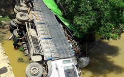 Xe tải mất lái lao thẳng xuống sông ở Hà Giang