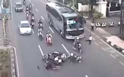 Video: Thanh niên sang đường khiến hàng loạt xe ngã dúi dụi
