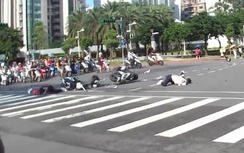 Video:Hai xe máy nát vụn sau khi nam thanh niên vượt đèn đỏ
