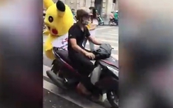 (Video) "Pikachu" bị người vượt đèn đỏ đâm ngã giữa phố Hà Nội