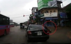 Video: Bị ô tô đâm quay "tít" giữa ngã tư vì vượt đèn đỏ