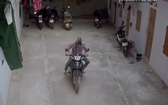 Video: "Siêu trộm" vào xóm trọ lấy 2 xe máy một lúc