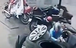 Video: Trộm xe máy trong 10 giây giữa phố Hà Nội