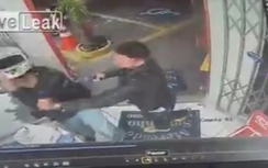 Video: Suýt bị chủ tiệm tạp hóa bắn vì trộm... vỏ chai Coca