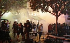Hooligan Anh hỗn chiến với cảnh sát Pháp trước giờ khai mạc Euro 2016