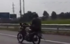 Video:"Quái xế" lái xe máy bằng chân, bấm điện thoại náo loạn Bắc Giang