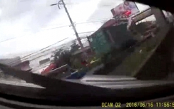 Video: Tiếng thét ám ảnh trong khoảnh khắc xe bán tải lật nhào