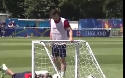 Video: Pha ghi bàn bằng đầu kỳ quái của sao tuyển Anh