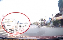 Video:Xe khách thản nhiên đi ngược chiều, chặn đầu các xe giữa Hà Nội