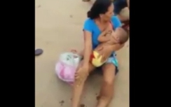 Video:Cảm động cảnh mẹ bình thản cho con bú dù bị cán gãy chân