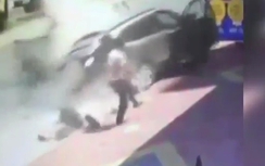 Video: Xe tải đâm nát ô tô con, tài xế may mắn thoát chết