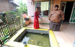 Video: Sốc với cậu bé 10 tuổi nặng 192kg ở Indonesia