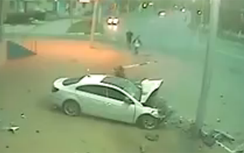 Video: Trộm xe của bố, nữ sinh 16 tuổi "phá" trong tích tắc