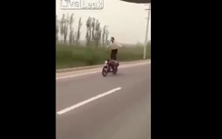 Video: Ngã sấp mặt vì bỏ hai tay đứng trên yên xe máy