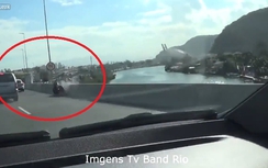 Video: Tài xế motor văng khỏi cầu vượt sau cú đâm đuôi ô tô