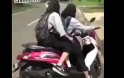 Video: Nữ sinh Iran phóng xe ga đâm văng xe đối diện