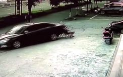 Video: Ô tô cài số lùi cán lên người cụ già đang nằm nghỉ