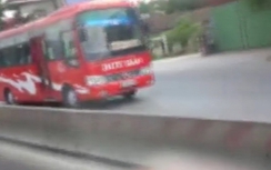 Video: Xe khách phóng ngược chiều như "điên" ở Hà Nam