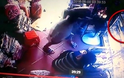 Video: Cô gái trông hàng ngủ say sưa để trộm vào "cuỗm" điện thoại