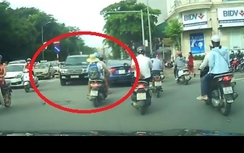 Ô tô "hung hăng" đối đầu các phương tiện giữa phố Hà Nội