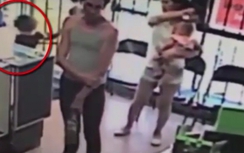 Video: Táo tợn bắt cóc bé gái 4 tuổi trước mặt người mẹ