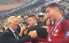 Video: Sir Alex Ferguson ăn mừng cùng Nani và Ronaldo