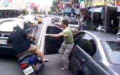 Video:Lái xe ngã "chổng vó" sau cú mở cửa bất cẩn từ ô tô