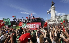 Video: Ronaldo và đồng đội mang cúp vô địch diễu hành ở Lisbon