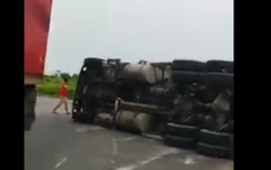 Video: Sau va chạm, xe container lật nghiêng giữa đường ở Hải Dương