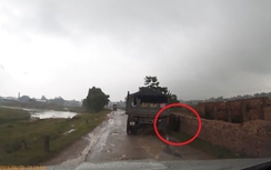 Video: Xe tải đang đi bất ngờ văng bánh trước ở Lạng Sơn