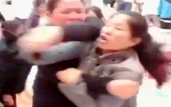 Hàng chục phụ nữ đánh nhau bầm dập để tranh mua đồ giảm giá