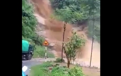 Video: Đang đi đường, gặp lũ quét như thác đổ ở Hà Giang