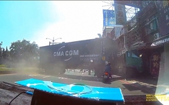 Video: Hoảng hồn container mất lái lao sang đường đâm vỡ nhà dân