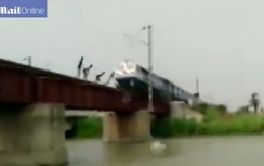 Video:Thanh niên Ấn Độ xếp hàng chờ tàu lao tới rồi nhảy xuống sông