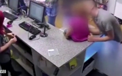 Video: Bố giả vờ hôn con gái để "cuỗm" điện thoại