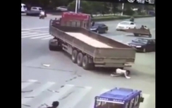 Video: Cô gái bị container "nuốt" vào gầm xe vẫn sống sót thần kỳ