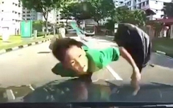 Video: "Đứng tim" cảnh bé trai sang đường bị ô tô đâm văng