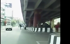 Video: CSGT Thái Lan "giơ chân", người vi phạm bay vào gầm cầu