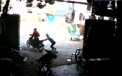Video: Cô gái giằng co, kéo đuôi xe máy tên cướp iPhone