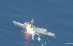 Video: Tàu khu trục của Mỹ tan xác sau 12 giờ bị bắn phá