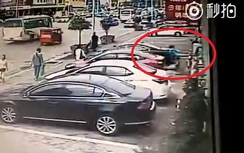 Video:Tài xế cài số lùi đâm chết 2 người đi bộ trên vỉa hè