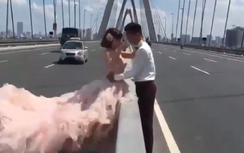 Video: Cô dâu chú rể muốn gặp "thần chết" giữa cầu Nhật Tân