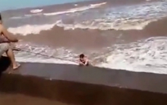 Video: Ném dây cứu 3 thanh niên suýt chết đuối ở Quất Lâm